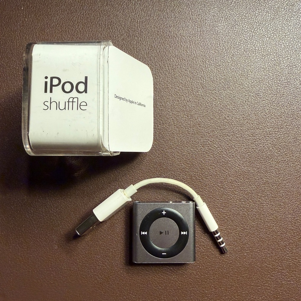 iPod Shuffle 2 gb (With box)